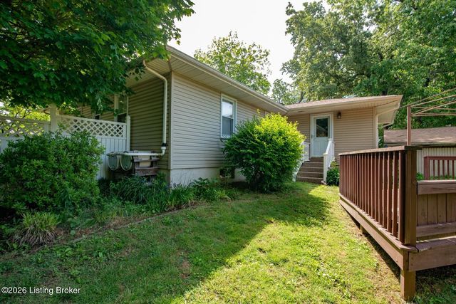 427 S Deepwood Dr, Radcliff, KY 40160