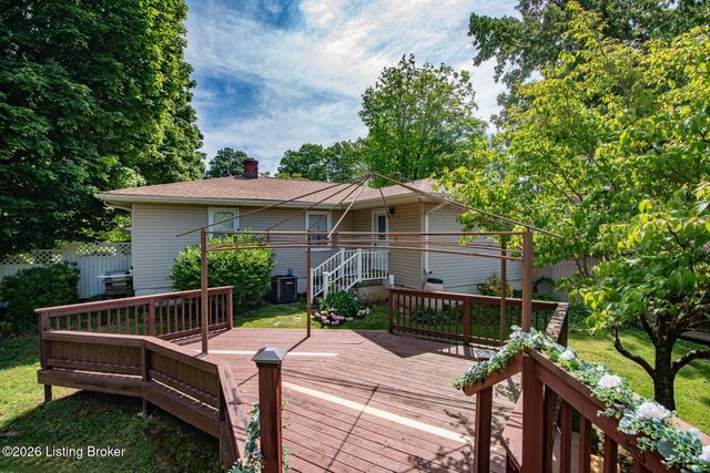 427 S Deepwood Dr, Radcliff, KY 40160