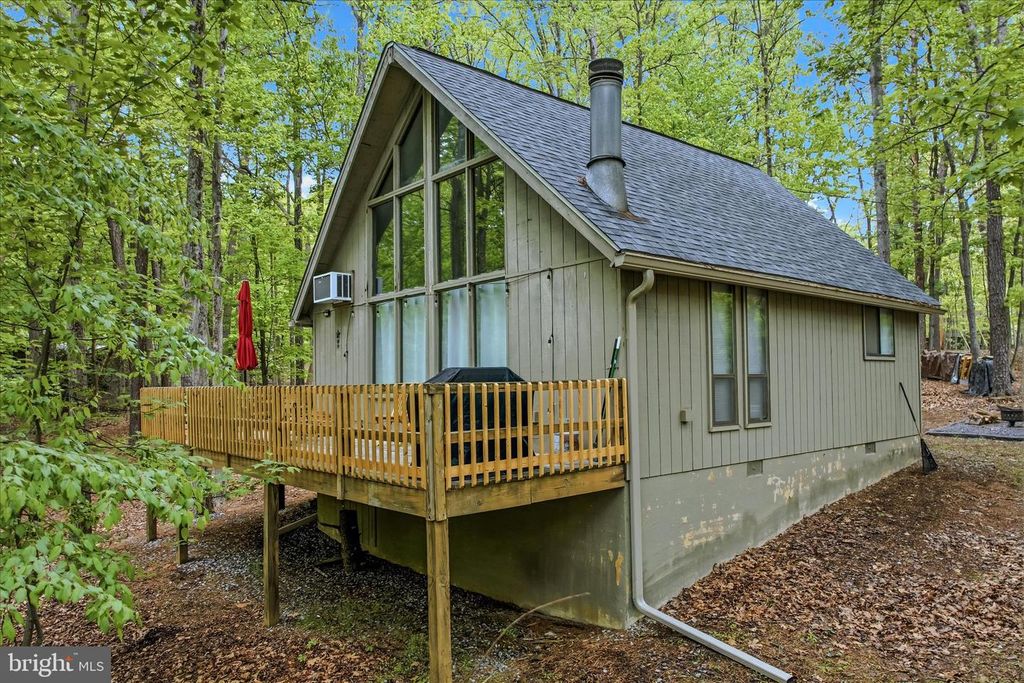 Image 3 of property listing at 82 CHIPPEWA TRL, Hedgesville, WV 25427