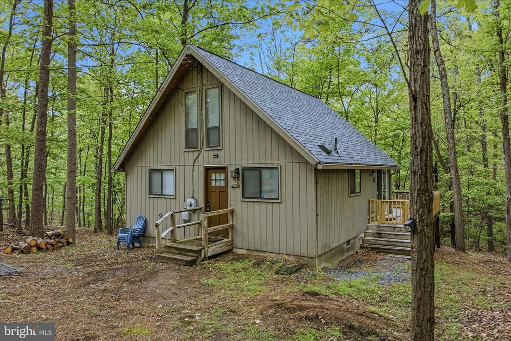 Image 4 of property listing at 82 CHIPPEWA TRL, Hedgesville, WV 25427