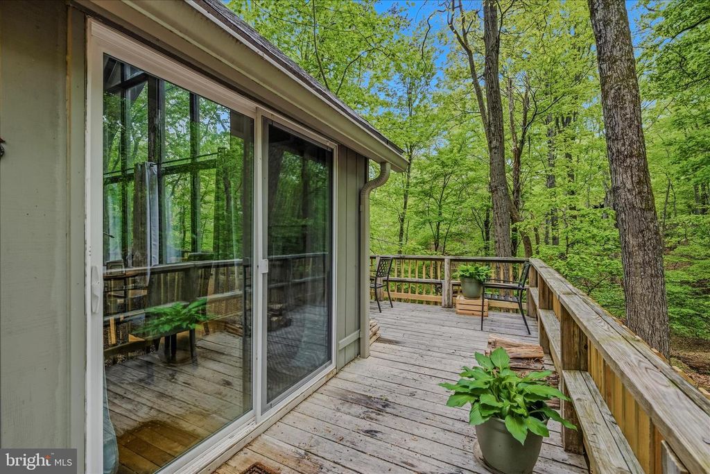 Image 6 of property listing at 82 CHIPPEWA TRL, Hedgesville, WV 25427