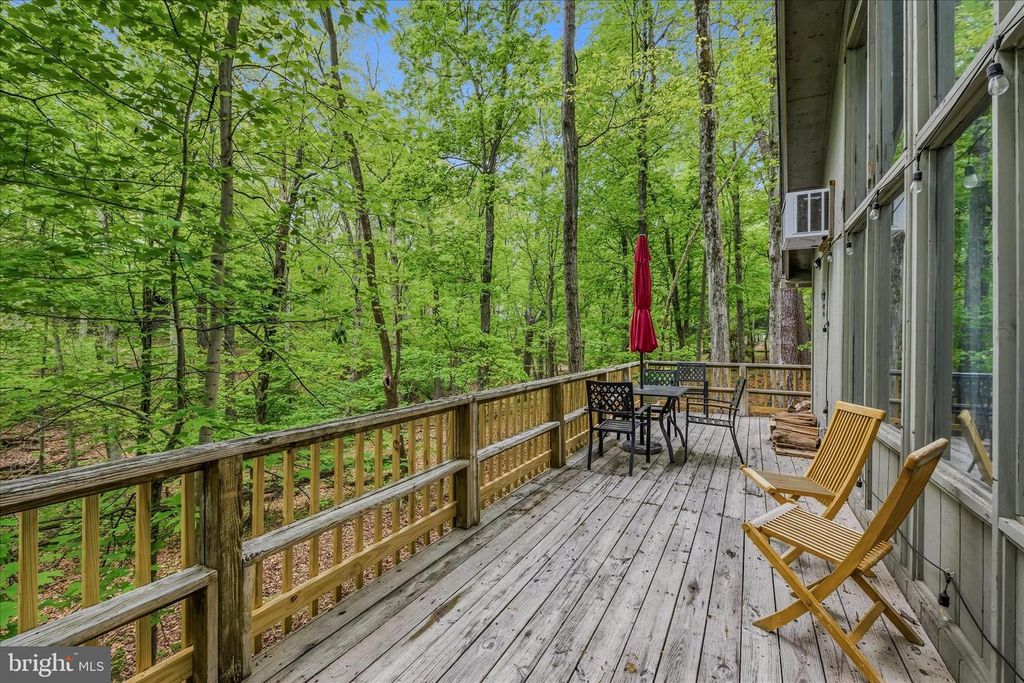 Image 8 of property listing at 82 CHIPPEWA TRL, Hedgesville, WV 25427
