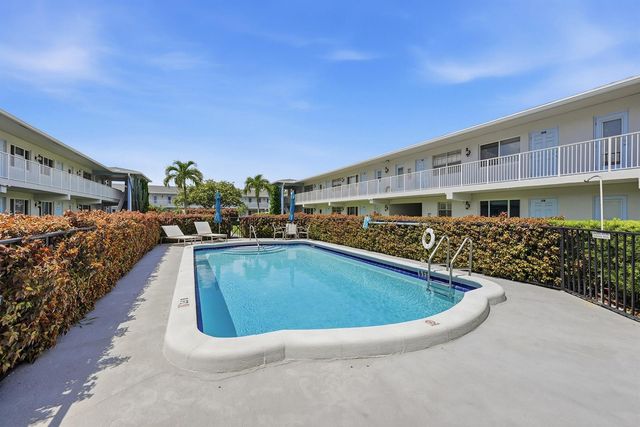 2110 NE 42nd Street 2b, Lighthouse Point, FL 33064