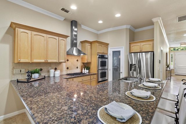 1610 Arden Bluffs Ln, Carmichael, CA 95608