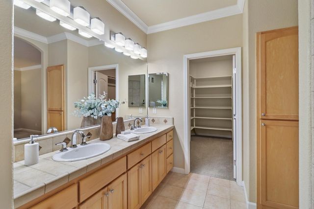 1610 Arden Bluffs Ln, Carmichael, CA 95608