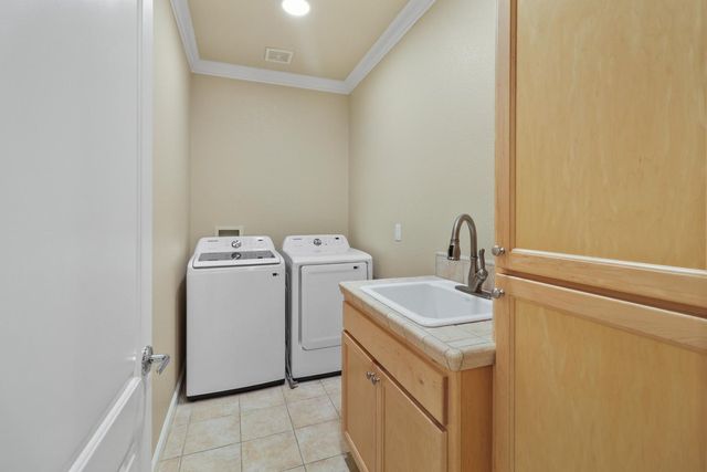 1610 Arden Bluffs Ln, Carmichael, CA 95608