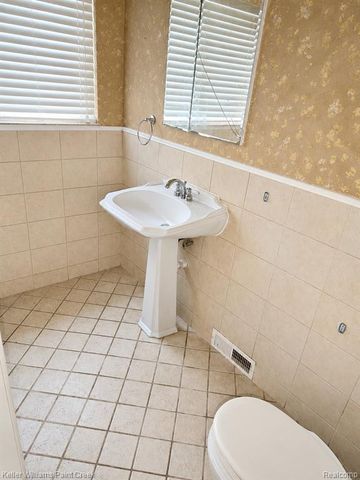 22914 Beaconsfield Avenue, Eastpointe, MI 48021