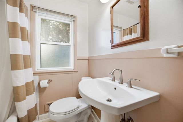 1211 Crestview Drive SE, Cedar Rapids, IA 52403