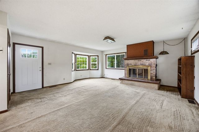 1211 Crestview Drive SE, Cedar Rapids, IA 52403