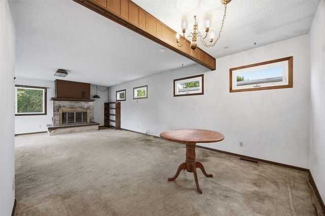 1211 Crestview Drive SE, Cedar Rapids, IA 52403