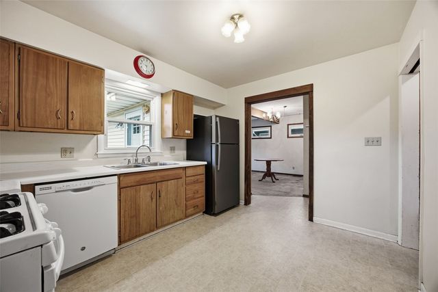 1211 Crestview Drive SE, Cedar Rapids, IA 52403