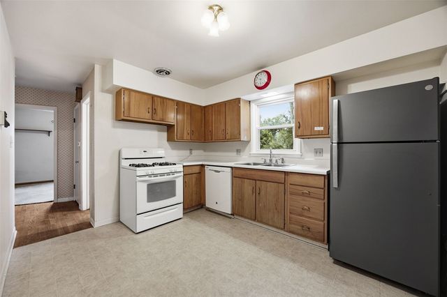 1211 Crestview Drive SE, Cedar Rapids, IA 52403