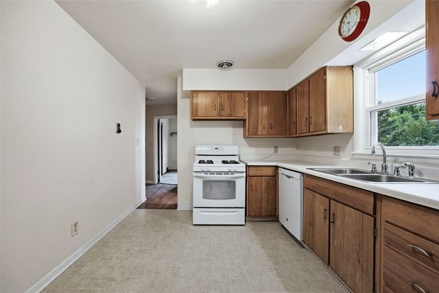1211 Crestview Drive SE, Cedar Rapids, IA 52403