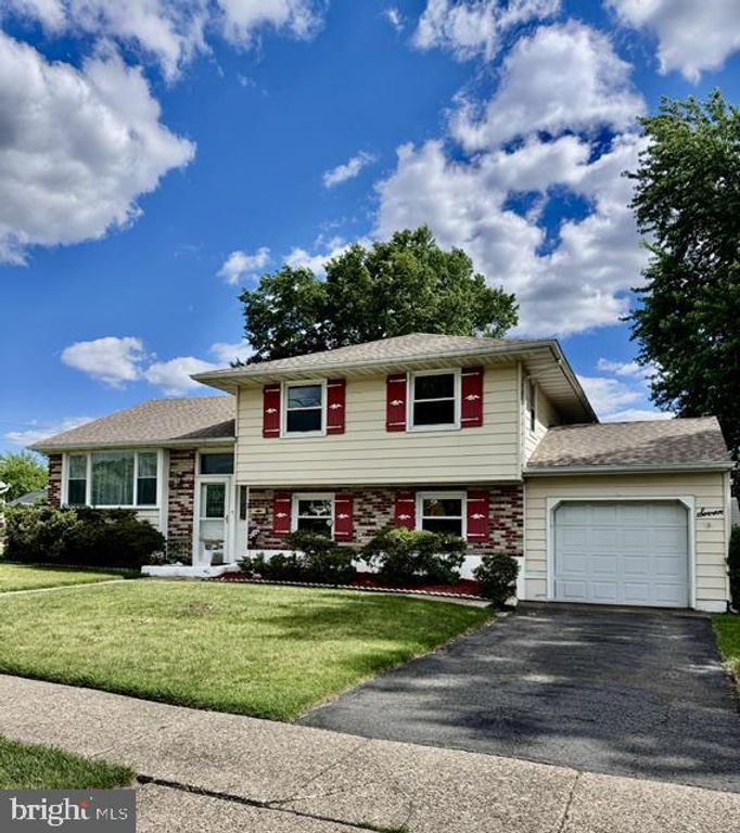 7 CEDAR MILL LN, Mt Holly, NJ 08060