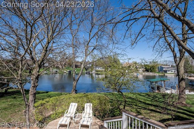 10420 Cedar Point Drive, White Lake, MI 48386