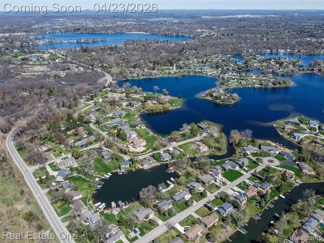 10420 Cedar Point Drive, White Lake, MI 48386
