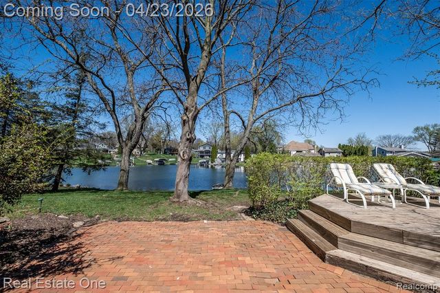 10420 Cedar Point Drive, White Lake, MI 48386