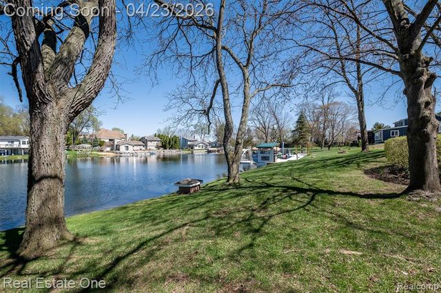 10420 Cedar Point Drive, White Lake, MI 48386