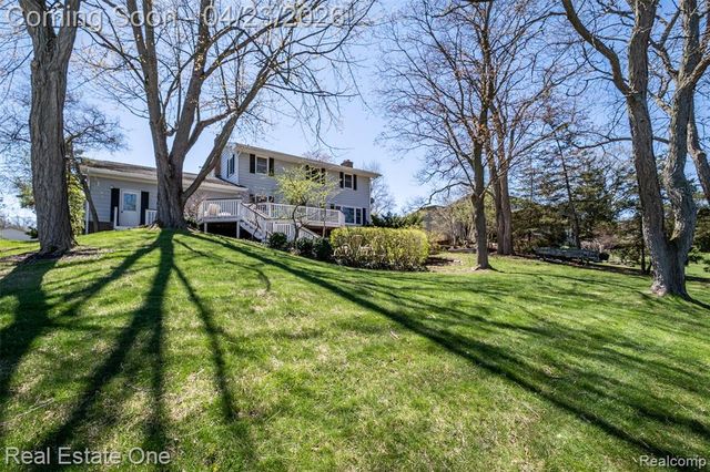 10420 Cedar Point Drive, White Lake, MI 48386