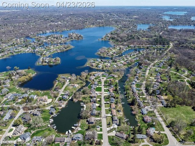 10420 Cedar Point Drive, White Lake, MI 48386