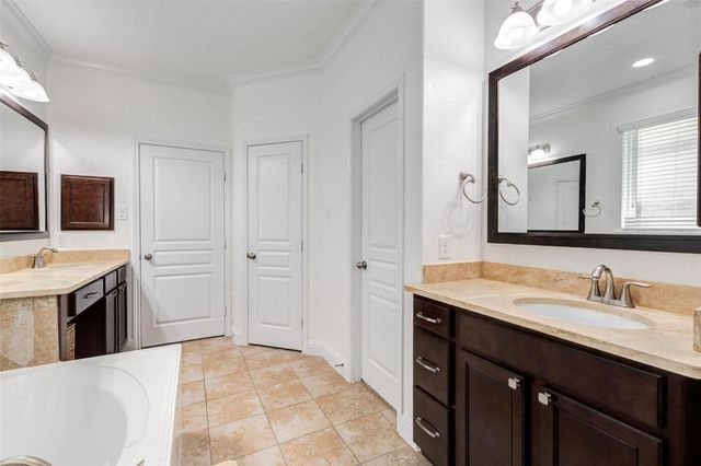 38 S Pinto Point Circle, The Woodlands, TX 77389