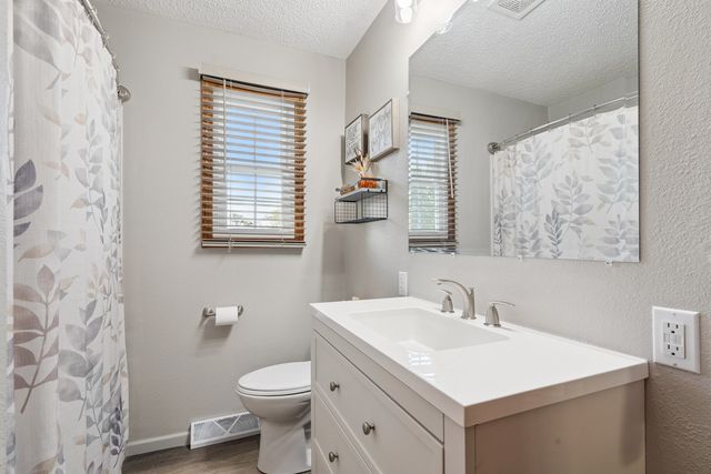 1002 W 17th Street, Vinton, IA 52349