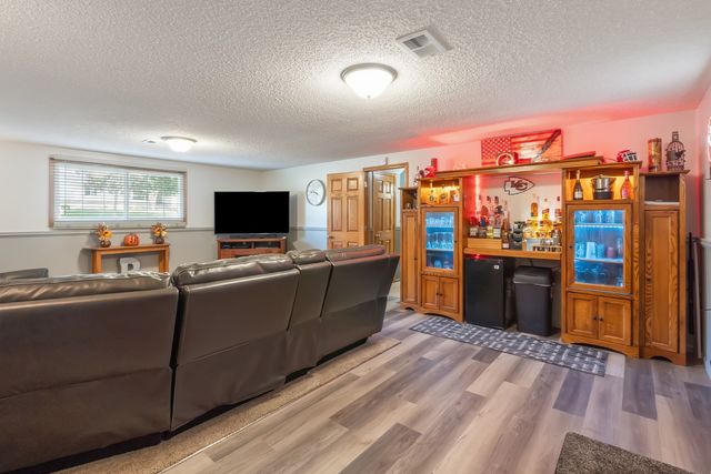 1002 W 17th Street, Vinton, IA 52349