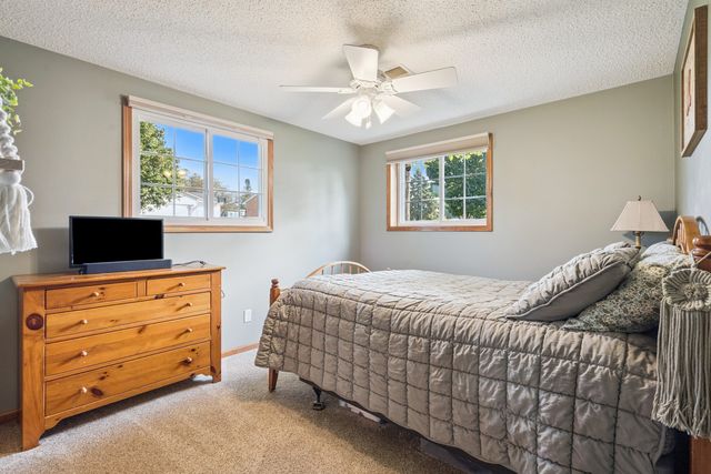 1002 W 17th Street, Vinton, IA 52349