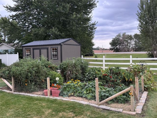 1002 W 17th Street, Vinton, IA 52349