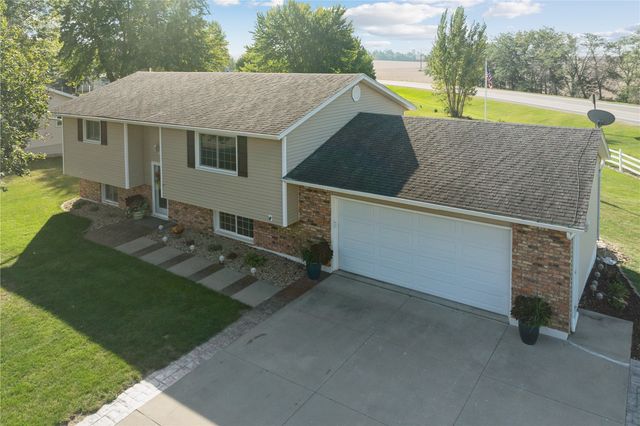 1002 W 17th Street, Vinton, IA 52349