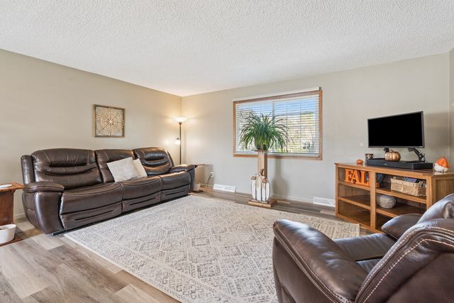 1002 W 17th Street, Vinton, IA 52349