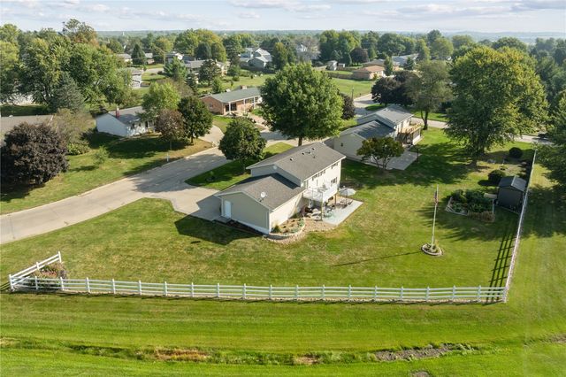 1002 W 17th Street, Vinton, IA 52349