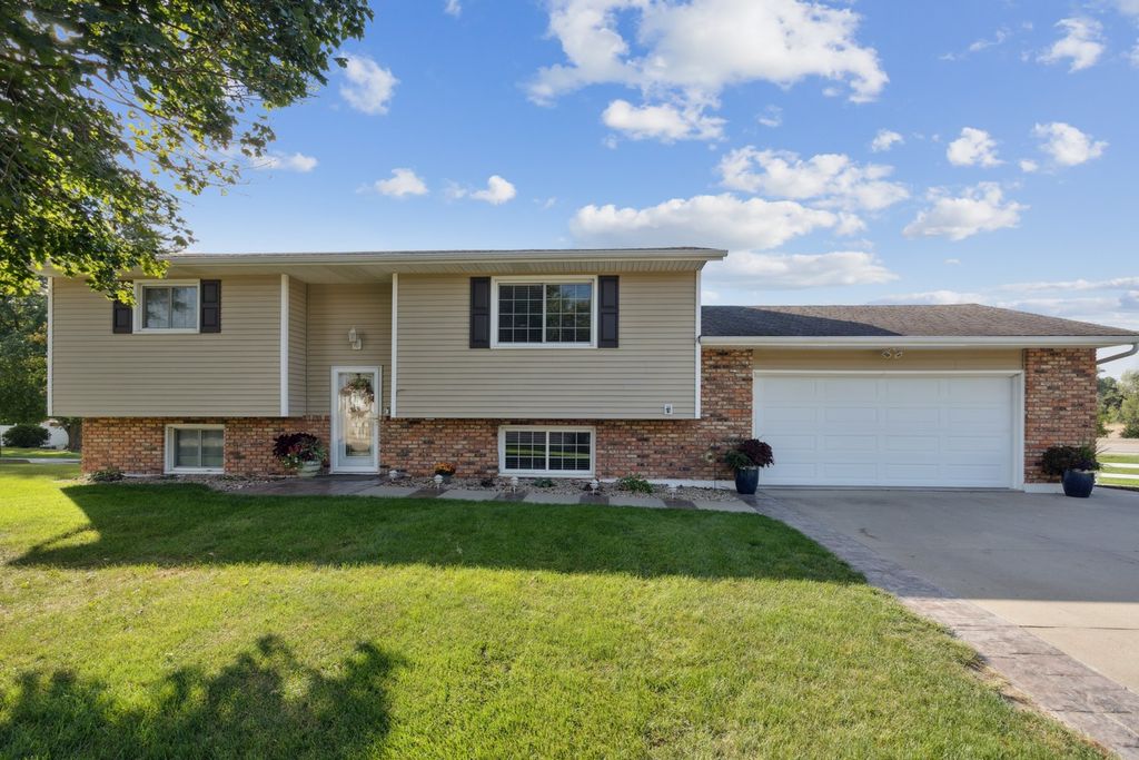 1002 W 17th Street, Vinton, IA 52349