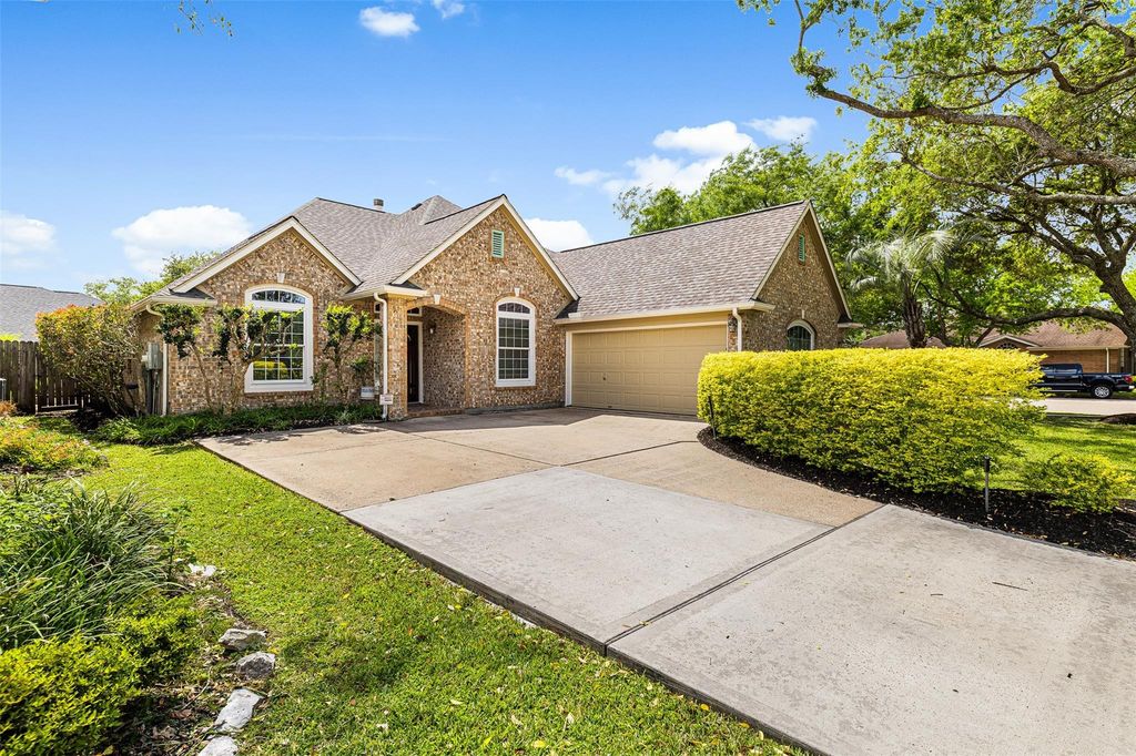 312 Summer Haven Circle, League City, TX 77573