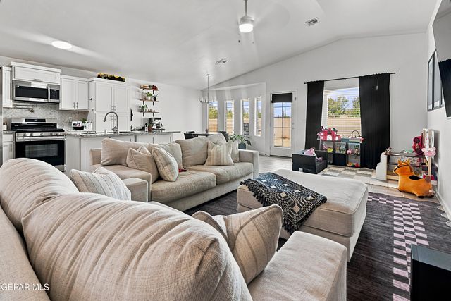 365 PLATEAU Drive, Socorro, TX 79927
