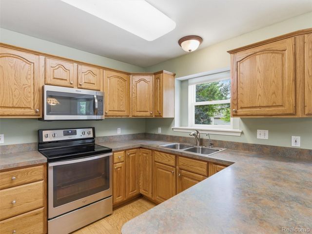 12311 Water Greens Court, Fenton Charter Township, MI 48430
