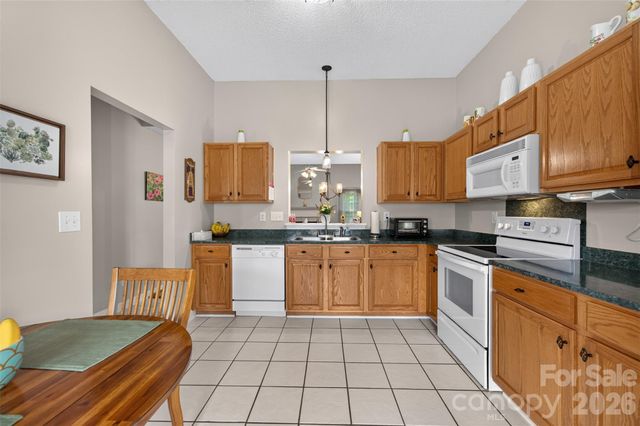 806 20th Avenue Place SE, Hickory, NC 28602