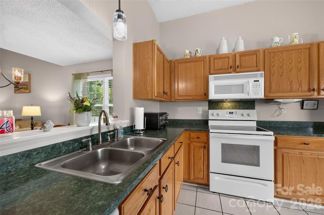 806 20th Avenue Place SE, Hickory, NC 28602