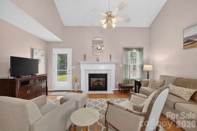 806 20th Avenue Place SE, Hickory, NC 28602