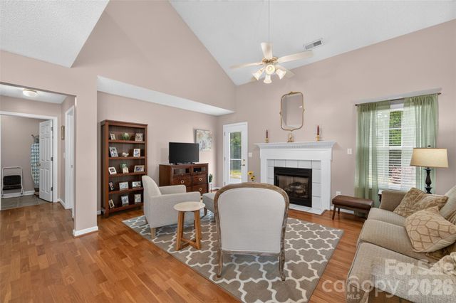 806 20th Avenue Place SE, Hickory, NC 28602