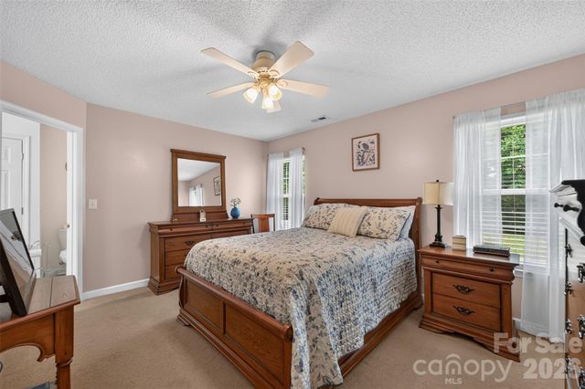 806 20th Avenue Place SE, Hickory, NC 28602