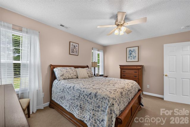 806 20th Avenue Place SE, Hickory, NC 28602