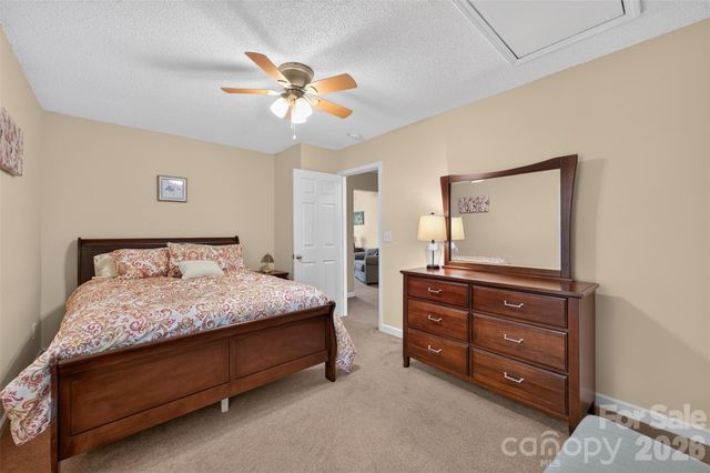 806 20th Avenue Place SE, Hickory, NC 28602