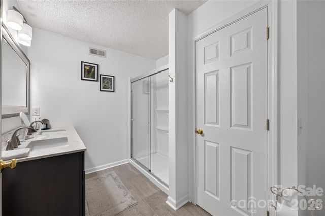 806 20th Avenue Place SE, Hickory, NC 28602