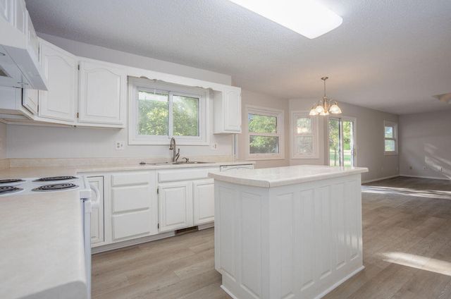 1502 S 17th Avenue, Ozark, MO 65721