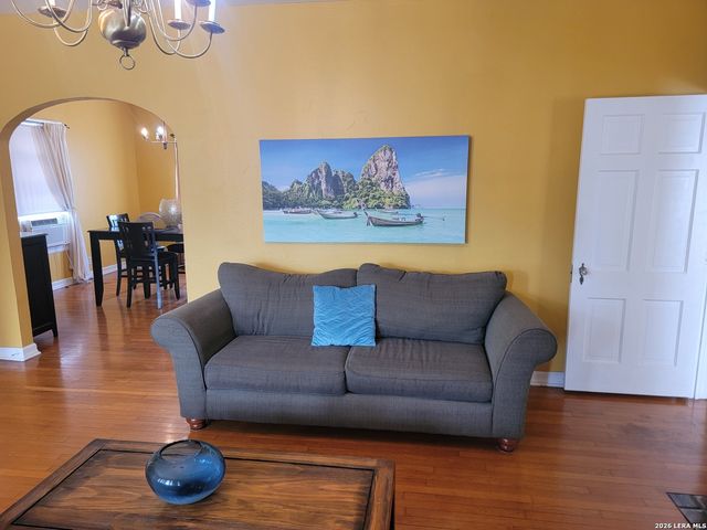 273 E Lullwood Ave, San Antonio, TX 78212