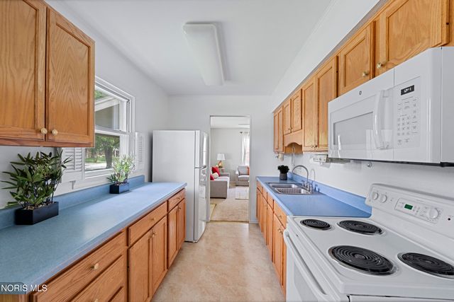 833 Cherry Lane, Waterville, OH 43566