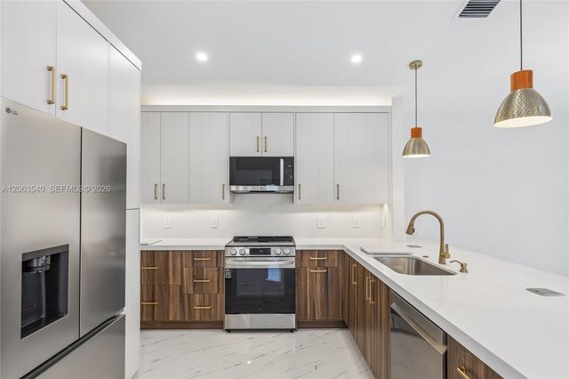 9613 NW 8th Circle, Plantation, FL 33324