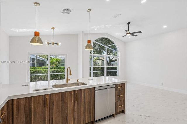 9613 NW 8th Circle, Plantation, FL 33324