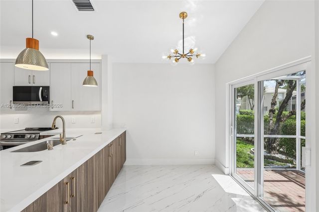 9613 NW 8th Circle, Plantation, FL 33324